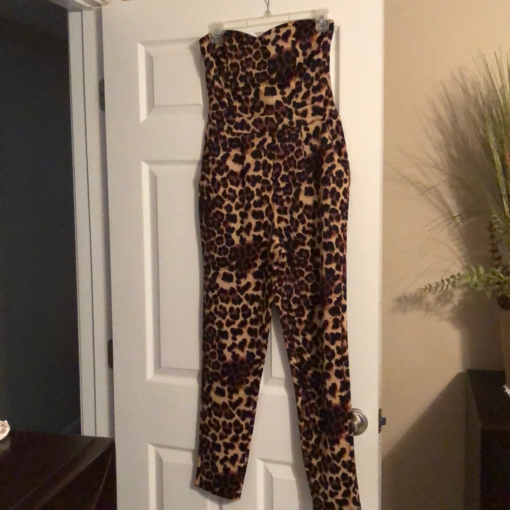 Leopard jumper with pockets.